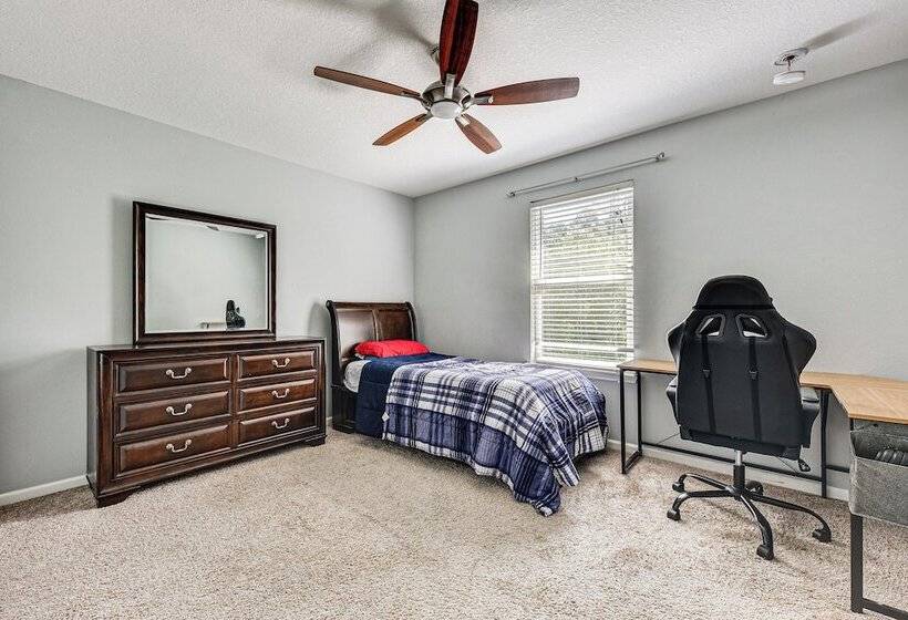 Spacious Jacksonville Home: Yard & Screened Porch!