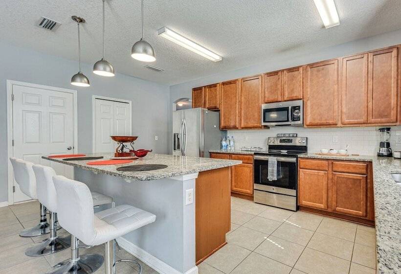 Spacious Jacksonville Home: Yard & Screened Porch!