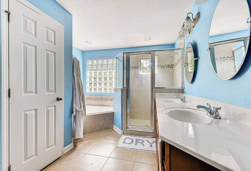 Spacious Jacksonville Home: Yard & Screened Porch!