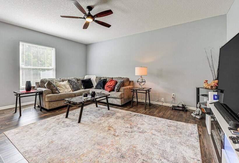 Spacious Jacksonville Home: Yard & Screened Porch!