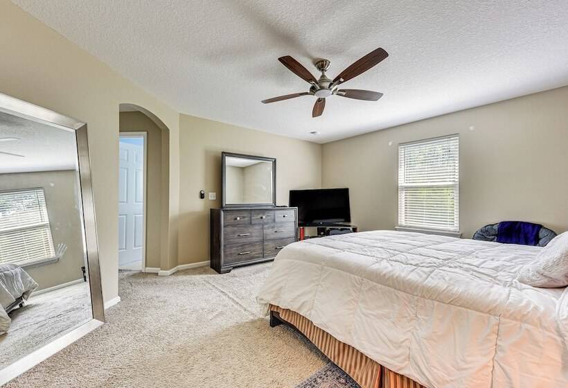 Spacious Jacksonville Home: Yard & Screened Porch!