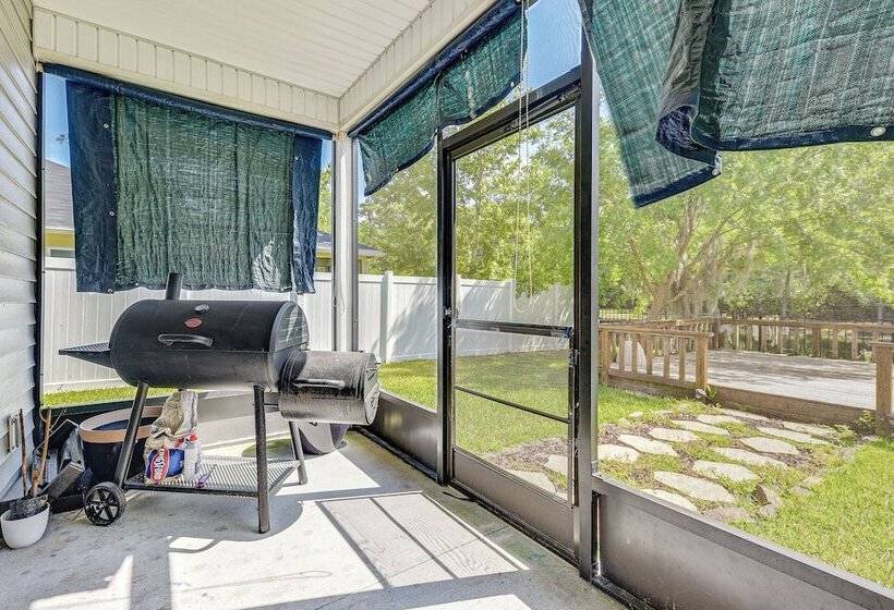 Spacious Jacksonville Home: Yard & Screened Porch!