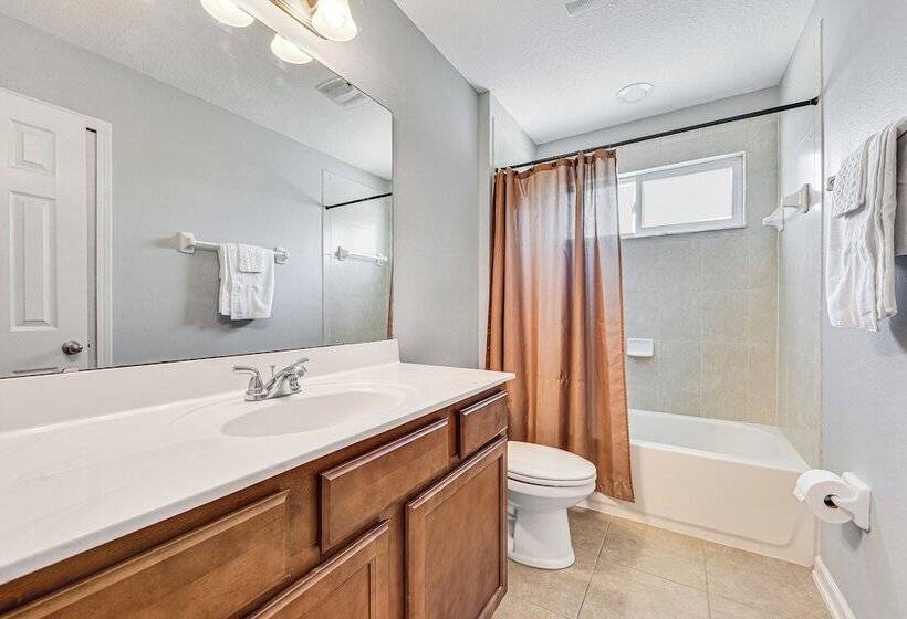 Spacious Jacksonville Home: Yard & Screened Porch!