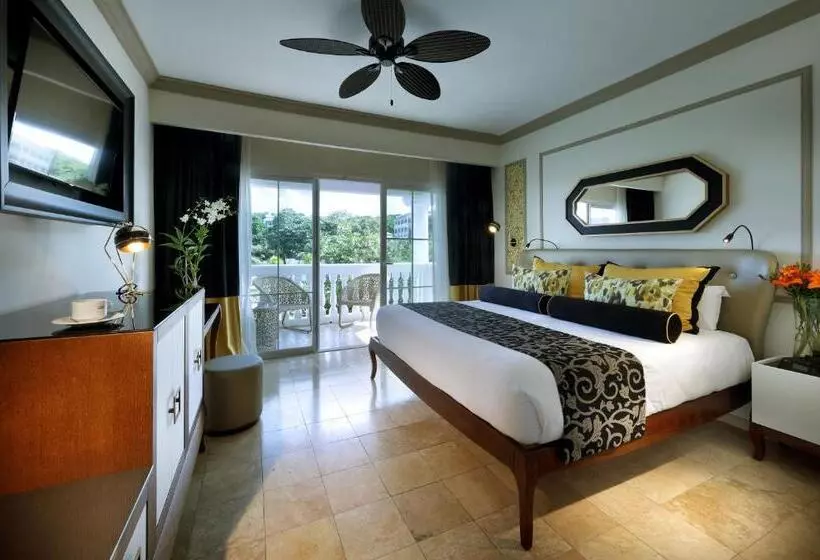 The Signature Level At Grand Palladium Lady Hamilton Resort & Spa  All Inclusive