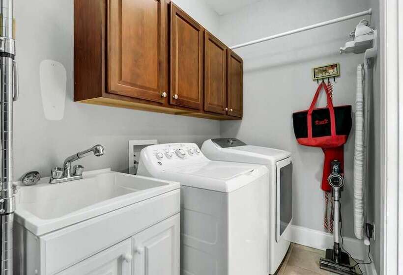 3800 Cameron Boulevard Avantstay Pool, Ocean Views, Deck