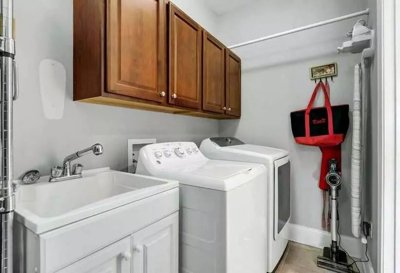 3800 Cameron Boulevard Avantstay Pool, Ocean Views, Deck