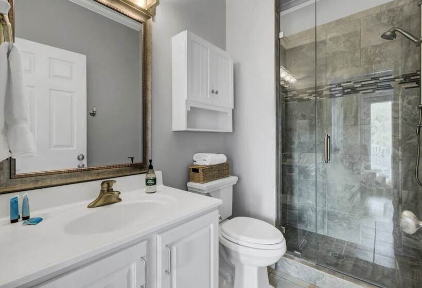 3800 Cameron Boulevard Avantstay Pool, Ocean Views, Deck