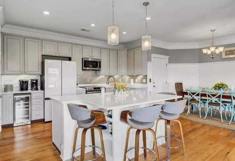 3800 Cameron Boulevard Avantstay Pool, Ocean Views, Deck