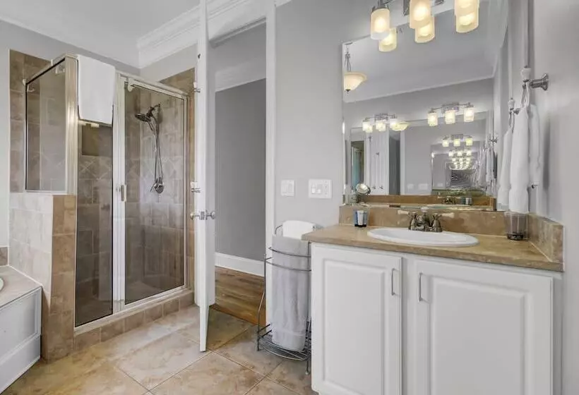 3800 Cameron Boulevard Avantstay Pool, Ocean Views, Deck