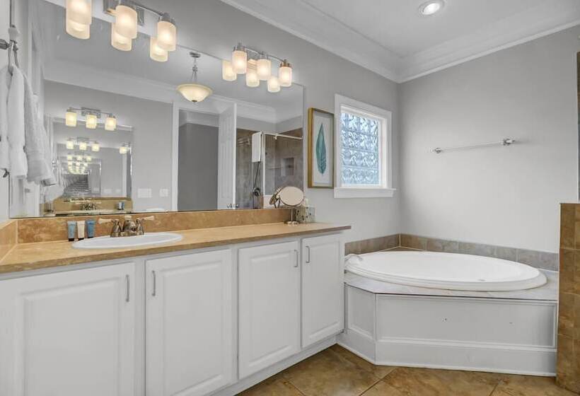 3800 Cameron Boulevard Avantstay Pool, Ocean Views, Deck