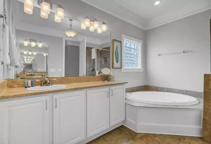 3800 Cameron Boulevard Avantstay Pool, Ocean Views, Deck