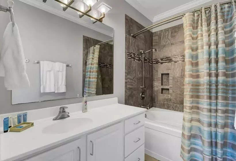 3800 Cameron Boulevard Avantstay Pool, Ocean Views, Deck