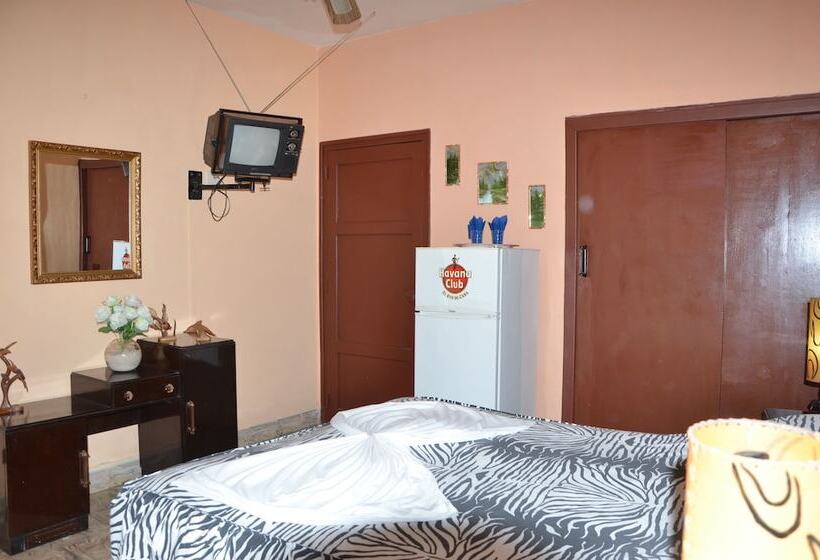 تختخواب و صبحانه Hostal Mary & Rafe