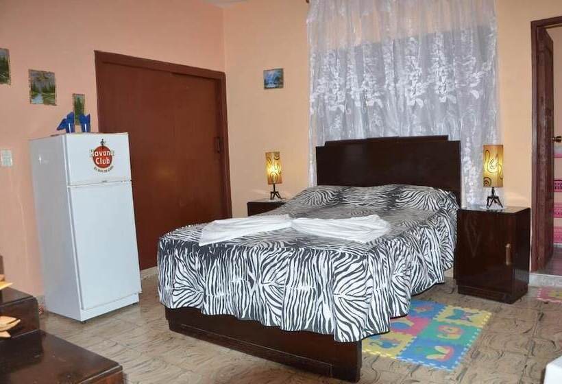 تختخواب و صبحانه Hostal Mary & Rafe