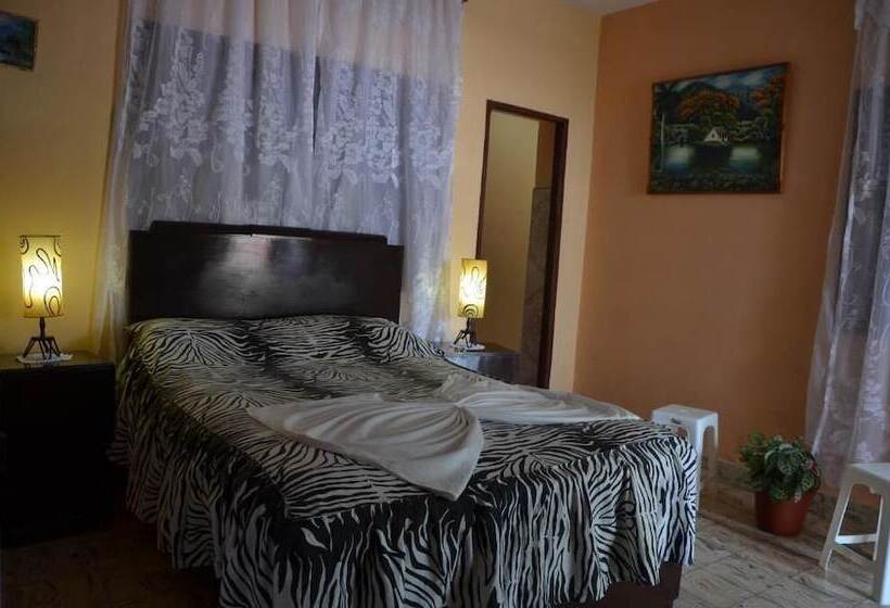 تختخواب و صبحانه Hostal Mary & Rafe