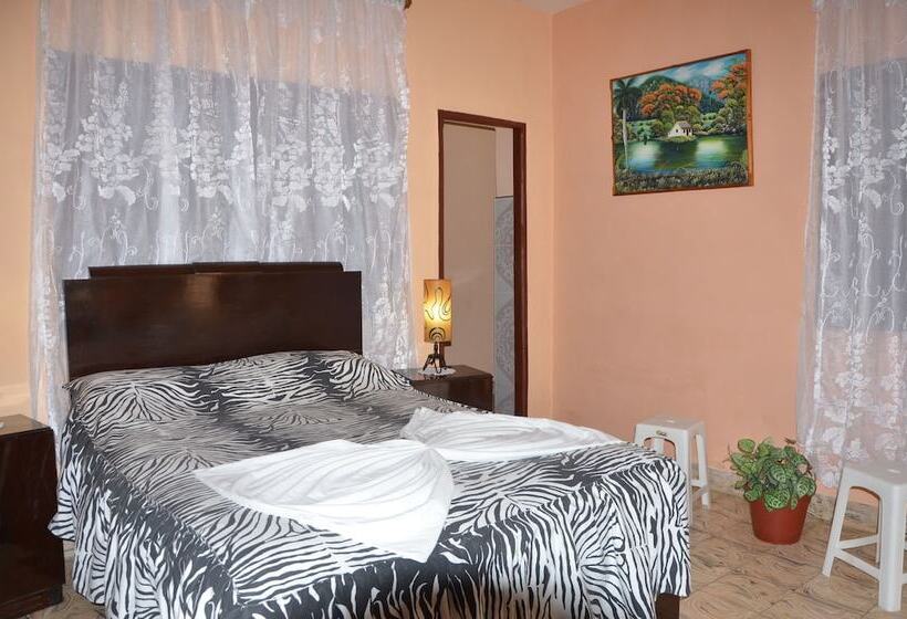 تختخواب و صبحانه Hostal Mary & Rafe