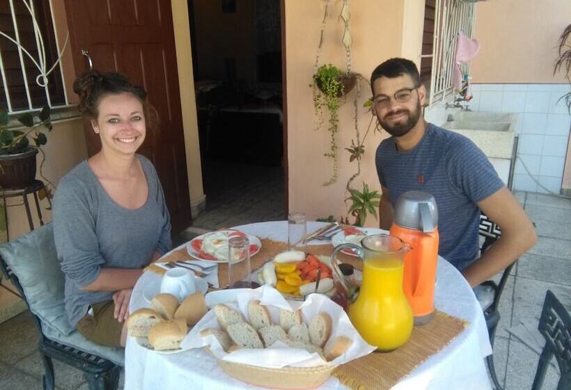 تختخواب و صبحانه Hostal Mary & Rafe