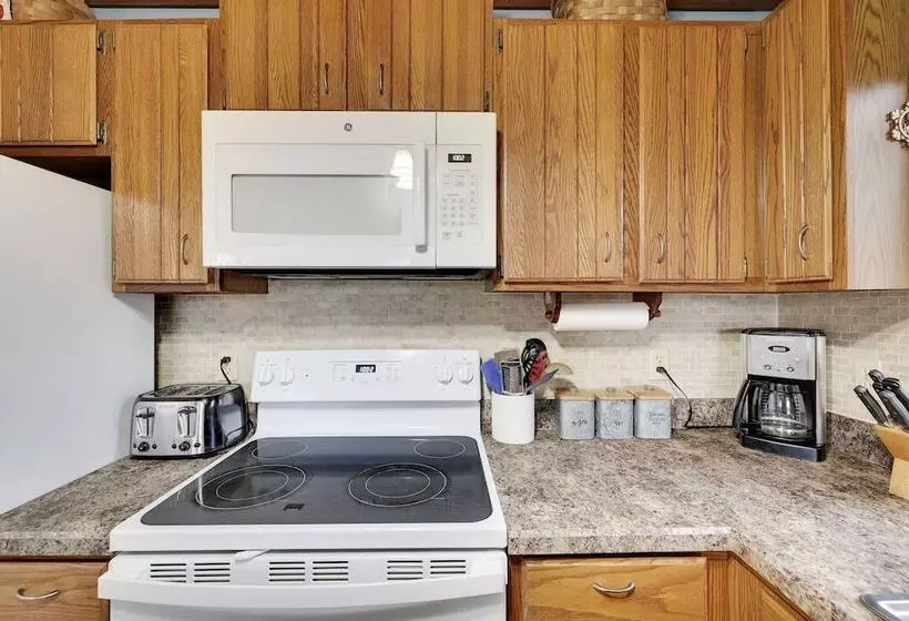 Chalet All Day Avantstay Lakeside, Firepit, Shared Pool