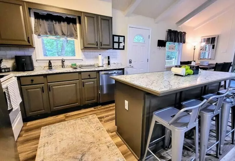 Frolic On Fern By Avantstay Enclosed Deck W/ Forest Views, Bar