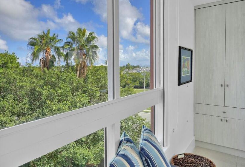 Gorgeous Spacious 2bed Bayview Apartment