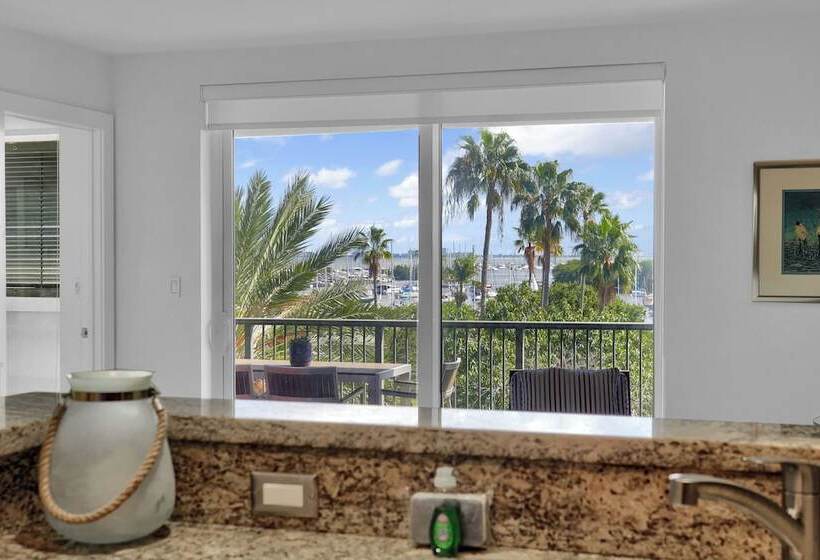 Gorgeous Spacious 2bed Bayview Apartment