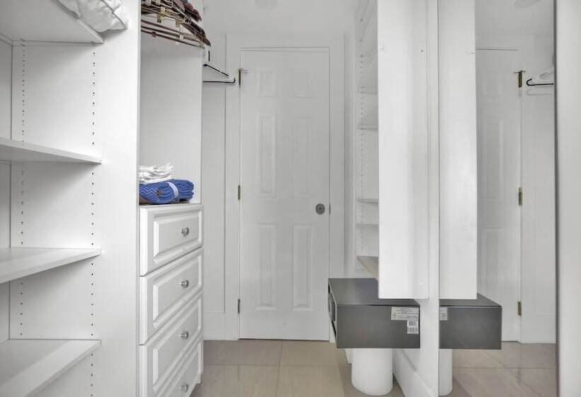 Gorgeous Spacious 2bed Bayview Apartment