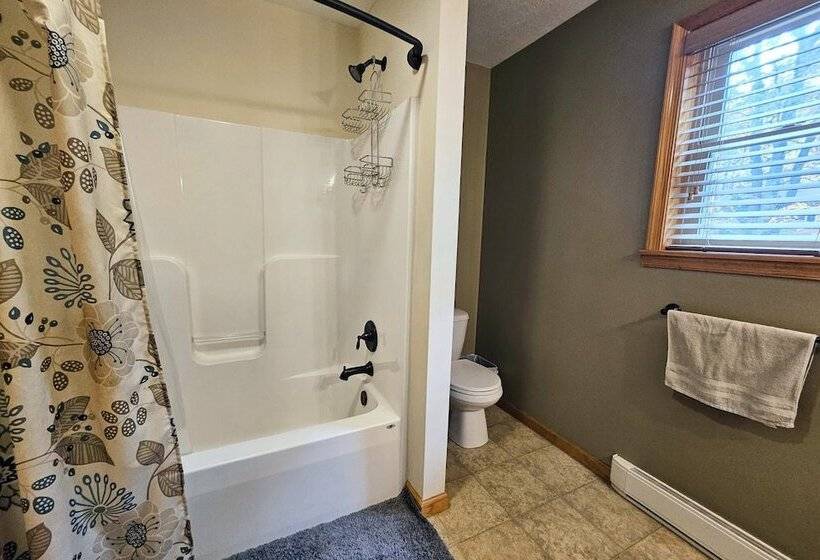 Hickory Haven By Avantstay Hot Tub, Game Room, Theater, Deck