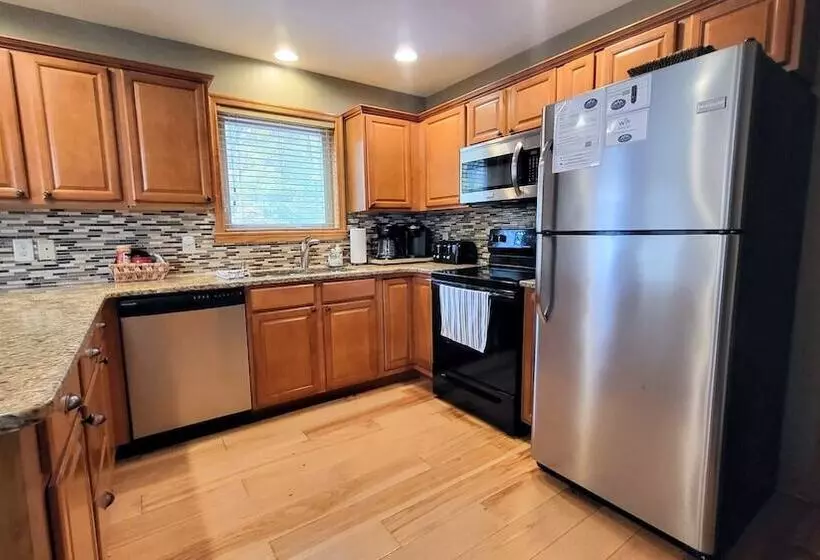 Hickory Haven By Avantstay Hot Tub, Game Room, Theater, Deck