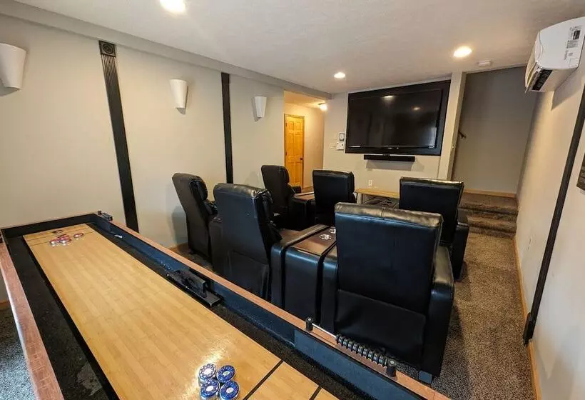 Hickory Haven By Avantstay Hot Tub, Game Room, Theater, Deck