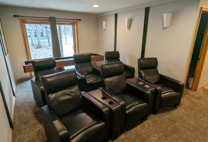 Hickory Haven By Avantstay Hot Tub, Game Room, Theater, Deck