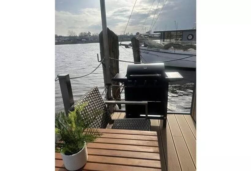 هتل Premium Houseboat Blue Lagoon