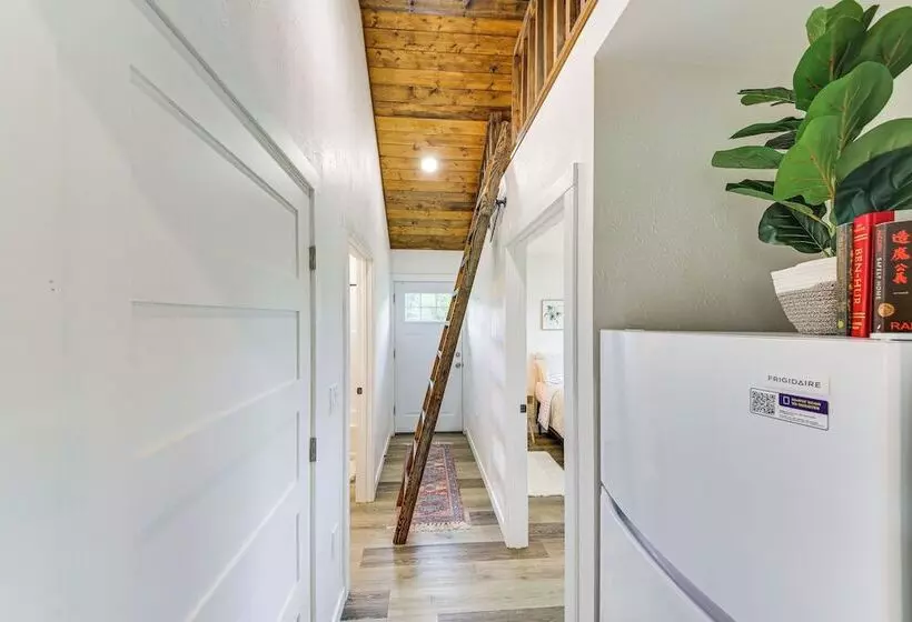 Peaceful Bonners Ferry Cabin W/ Deck & Mtn Views!