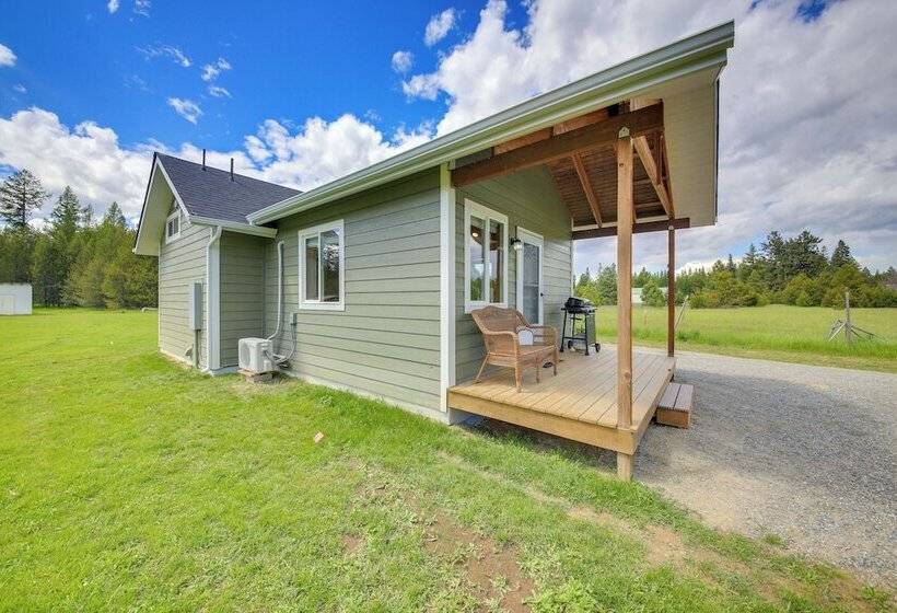 Peaceful Bonners Ferry Cabin W/ Deck & Mtn Views!