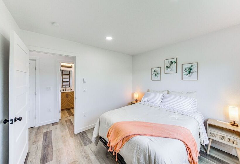 Peaceful Bonners Ferry Cabin W/ Deck & Mtn Views!