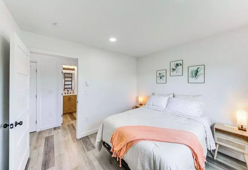 Peaceful Bonners Ferry Cabin W/ Deck & Mtn Views!