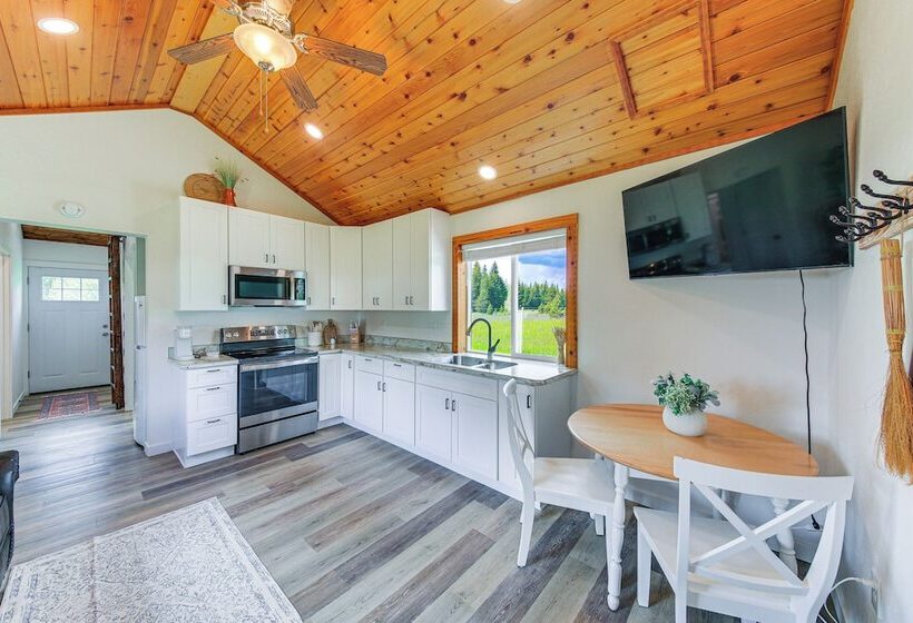 Peaceful Bonners Ferry Cabin W/ Deck & Mtn Views!