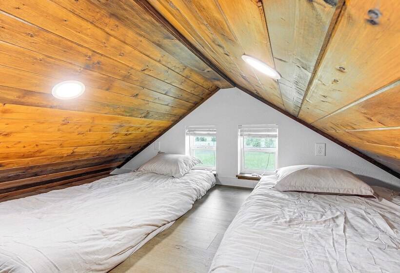 Peaceful Bonners Ferry Cabin W/ Deck & Mtn Views!