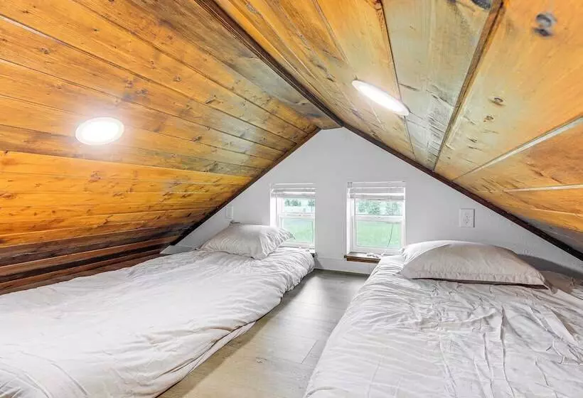 Peaceful Bonners Ferry Cabin W/ Deck & Mtn Views!