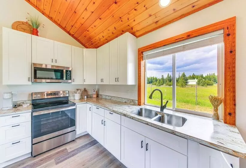 Peaceful Bonners Ferry Cabin W/ Deck & Mtn Views!