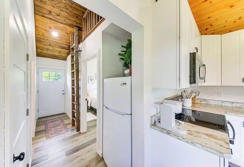 Peaceful Bonners Ferry Cabin W/ Deck & Mtn Views!