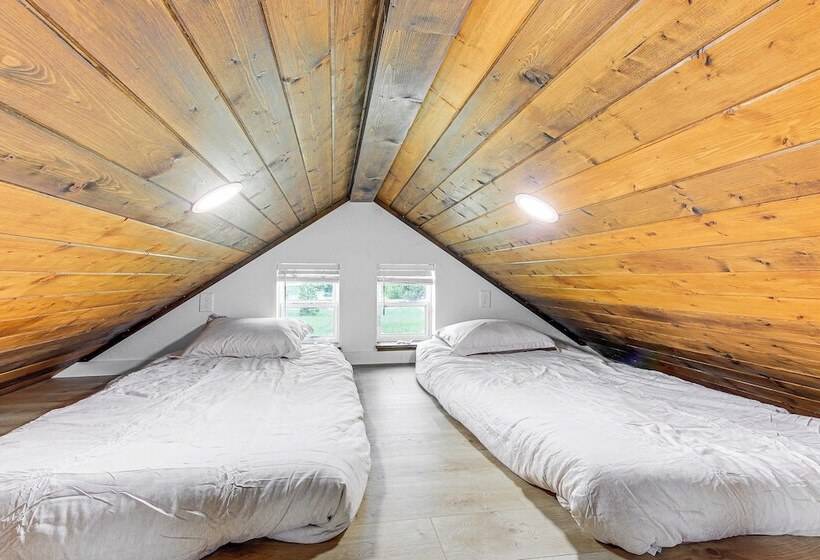 Peaceful Bonners Ferry Cabin W/ Deck & Mtn Views!