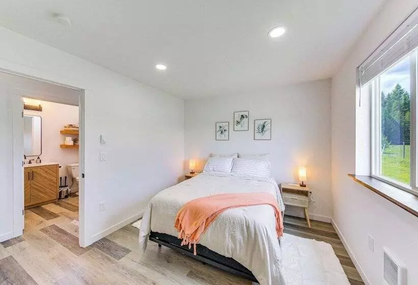 Peaceful Bonners Ferry Cabin W/ Deck & Mtn Views!