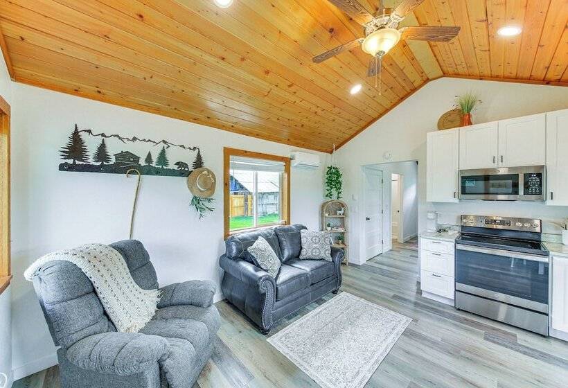 Peaceful Bonners Ferry Cabin W/ Deck & Mtn Views!