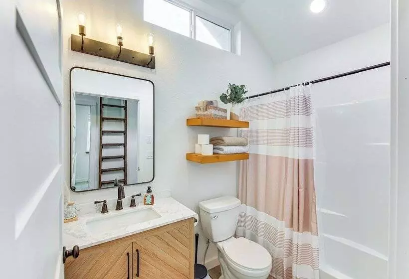 Peaceful Bonners Ferry Cabin W/ Deck & Mtn Views!