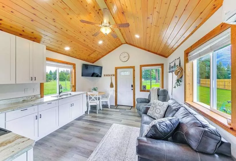 Peaceful Bonners Ferry Cabin W/ Deck & Mtn Views!