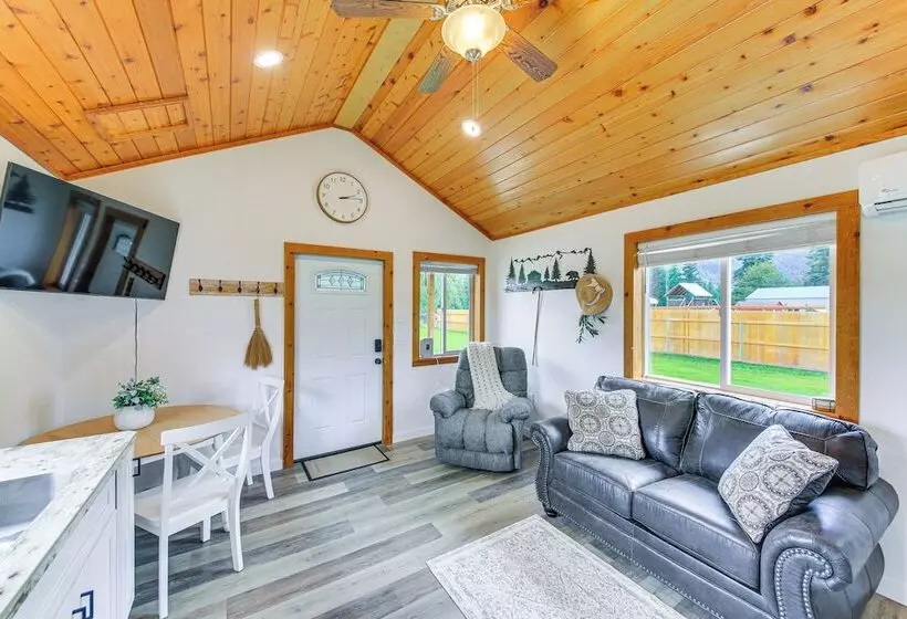 Peaceful Bonners Ferry Cabin W/ Deck & Mtn Views!