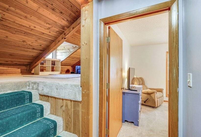 Quiet Lake Of The Ozarks Cabin W/ Dock + Gazebo!