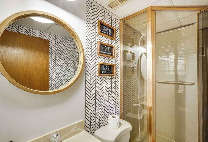 Quiet Lake Of The Ozarks Cabin W/ Dock + Gazebo!