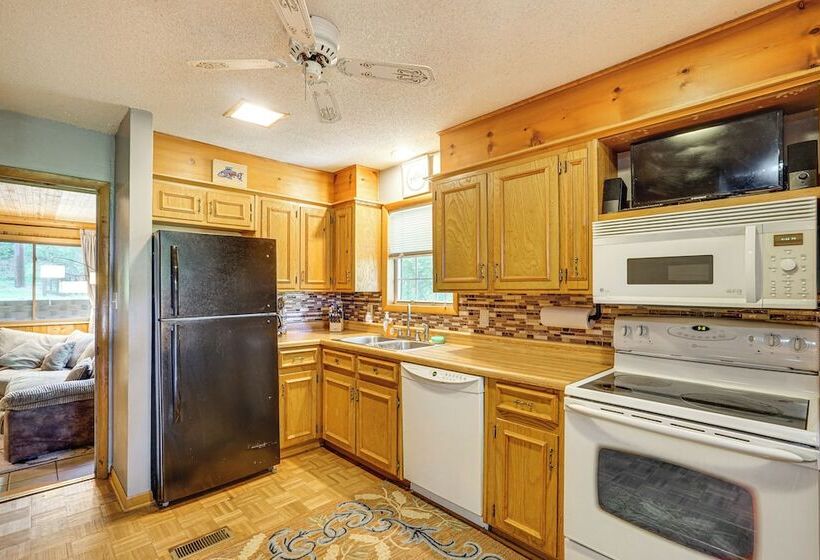 Quiet Lake Of The Ozarks Cabin W/ Dock + Gazebo!