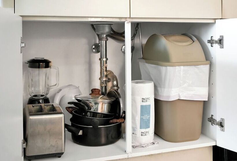 Stunning 12th Floor Studio In The Grove